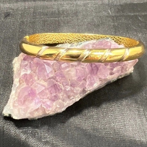 7" Vintage Gold Silver Tone Bangle Bracelet Twisted Design Hinged Closure - Picture 1 of 8